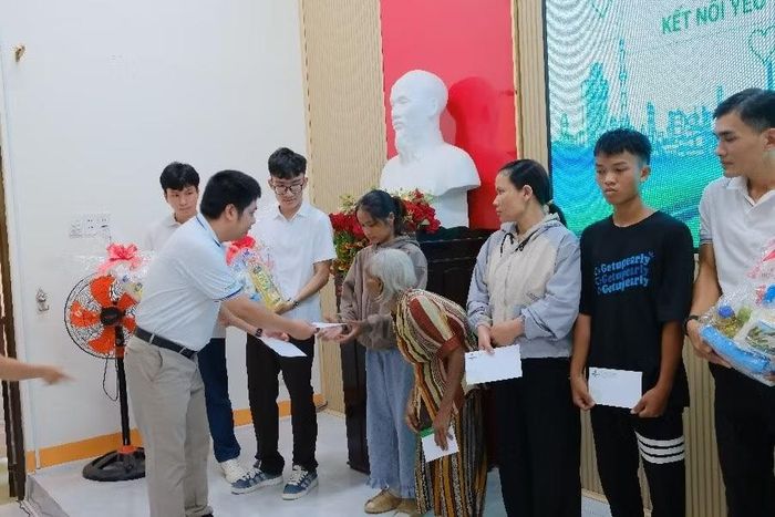 Trưởng Ban Công nghệ thông tin và Chuyển đổi số Đặng Minh Tuấn trao các phần quà cho bà con xã Sơn Tây. (Ảnh: CHÍNH LINH)