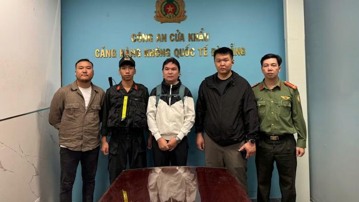 Lực lượng chức năng Việt Nam bàn giao đối tượng truy nã cho Cảnh sát Mông Cổ. (Ảnh: Công an cung cấp)