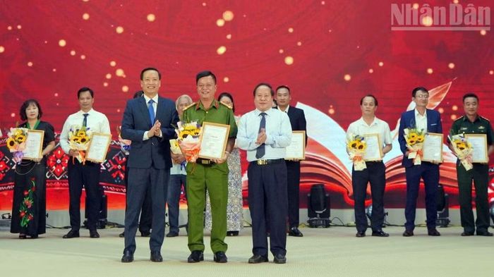 Ban tổ chức trao giải cho tác giả đoạt giải Nhất thể loại ký.