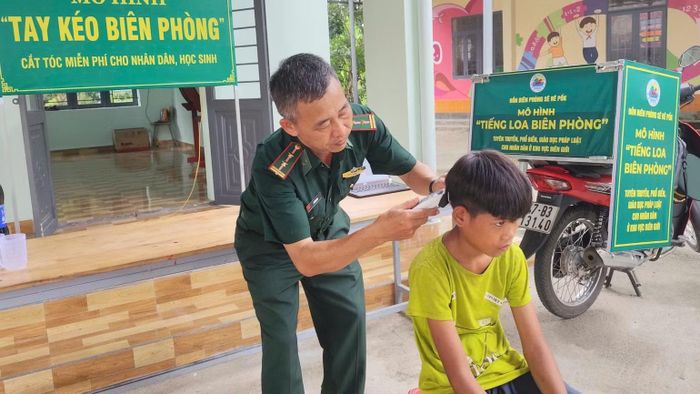 Cán bộ, chiến sĩ Đồn Biên phòng Sêrêpốk triển khai mô hình “Tiếng loa Biên phòng” và mô hình “Tay kéo Biên phòng” trên địa bàn xã Buôn Đôn. (Ảnh: NGỌC LÂN)
