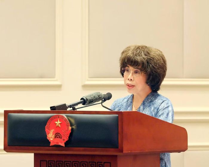 Anh hùng Lao động Thái Hương - Tổng Giám đốc Ngân hàng TMCP Bắc Á, Chủ tịch Hội đồng chiến lược Tập đoàn TH, Chủ tịch Hội Doanh nhân nữ Việt Nam, đại diện cho cộng đồng doanh nghiệp Việt Nam phát biểu tại buổi gặp mặt. Ảnh: TTXVN