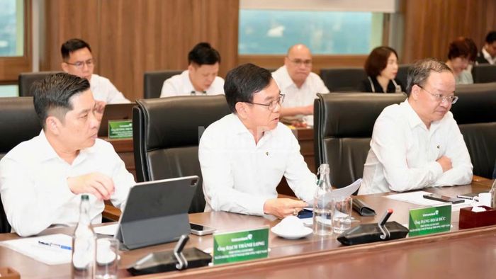 Các bên tập trung thảo luận, hướng tới thống nhất phương án triển khai hợp đồng tín dụng, đáp ứng yêu cầu về nguồn vốn trong giai đoạn nước rút của dự án. (Ảnh: PHAN CÔNG)