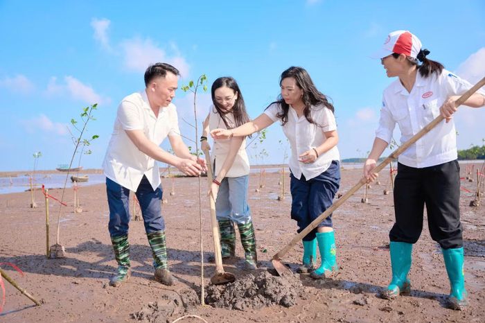 Đại biểu tham gia trồng cây tại bãi biển Nam Cường. (Ảnh: XUÂN TÚ)