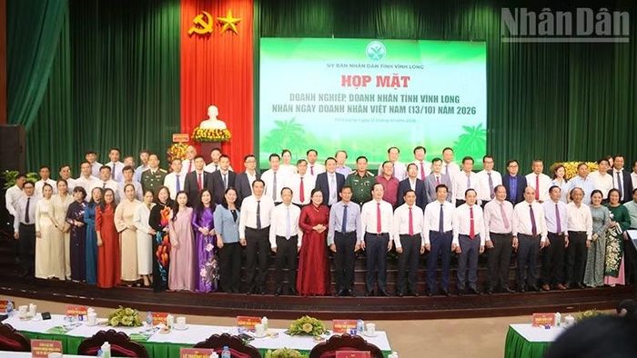 Đại diện doanh nghiệp, doanh nhân tiêu biểu chụp ảnh lưu niệm cùng lãnh đạo Tỉnh ủy, Ủy ban nhân dân tỉnh Vĩnh Long tại buổi họp mặt. (Ảnh: MINH KHỞI)