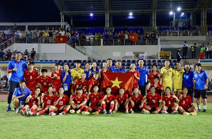 Ban huấn luyện cùng các cầu thủ U17 nữ Việt Nam. (Ảnh: VFF)