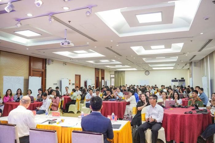 Hơn 100 học viên là cán bộ công an, giáo viên tham dự khoá tập huấn về bảo vệ trẻ em trên môi trường mạng. (Ảnh: Ban tổ chức cung cấp)