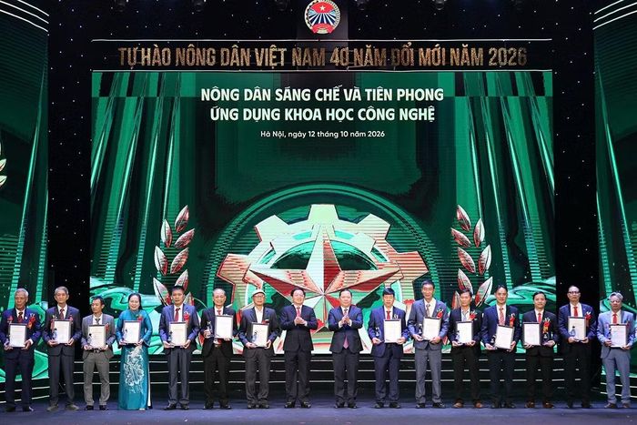 Phó Thủ tướng Hồ Quốc Dũng và đồng chí Nguyễn Phi Long (thứ 8 và 9 từ trái sang) trao danh hiệu "Nông dân sáng chế và tiên phong ứng dụng khoa học công nghệ" tặng các cá nhân tiêu biểu. (Ảnh: Ban tổ chức cung cấp)