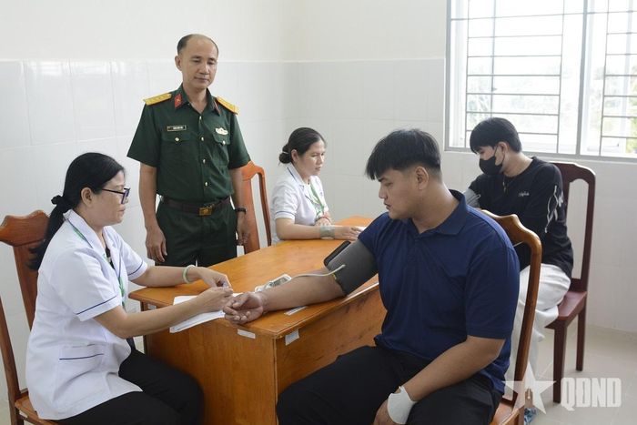 Thanh niên xã Bình Khánh sơ tuyển sức khỏe phục vụ tuyển quân năm 2027.