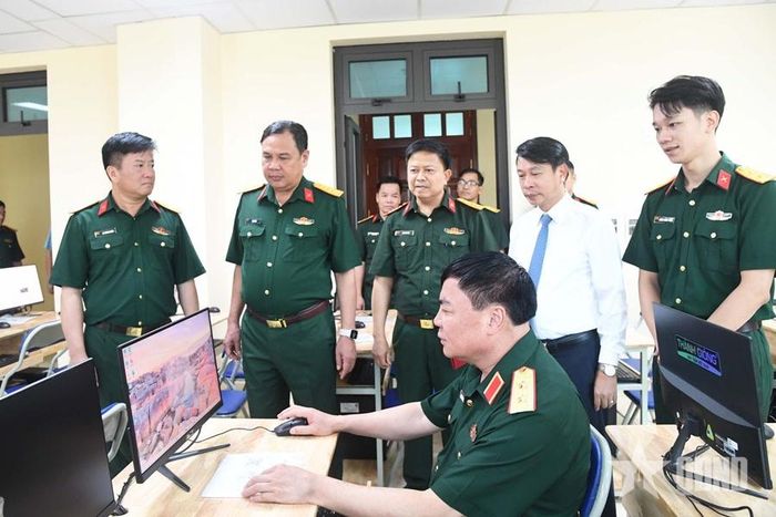  Lãnh đạo Quân khu 2 và lãnh đạo tỉnh Phú Thọ kiểm tra cơ sở vật chất tại Phân hiệu 1, Trường Thiếu sinh quân miền Bắc. Ảnh: TRỌNG HÙNG 