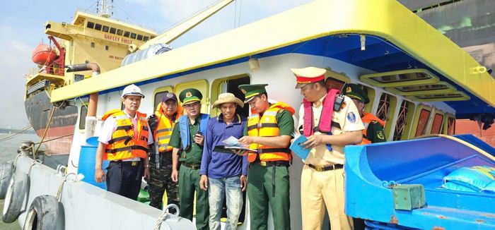 Bộ đội Biên phòng TP Hồ Chí Minh phối hợp tuyên truyền pháp luật cho nhân dân. 