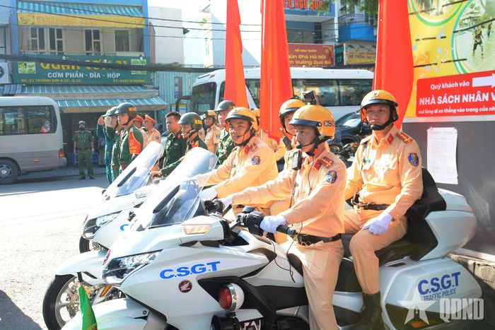  Lực lượng cảnh sát giao thông dẫn đường đoàn xe đưa hài cốt liệt sĩ về an táng tại Nghĩa trang Liệt sĩ TP Hồ Chí Minh.