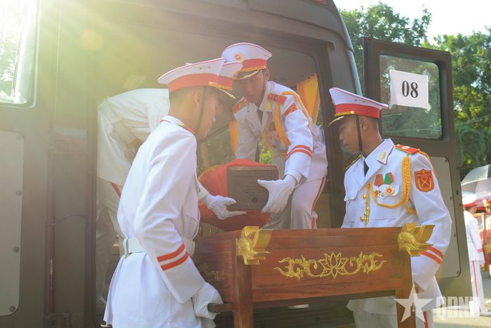  Các lực lượng phối hợp thực hành đưa quách lên xe.  