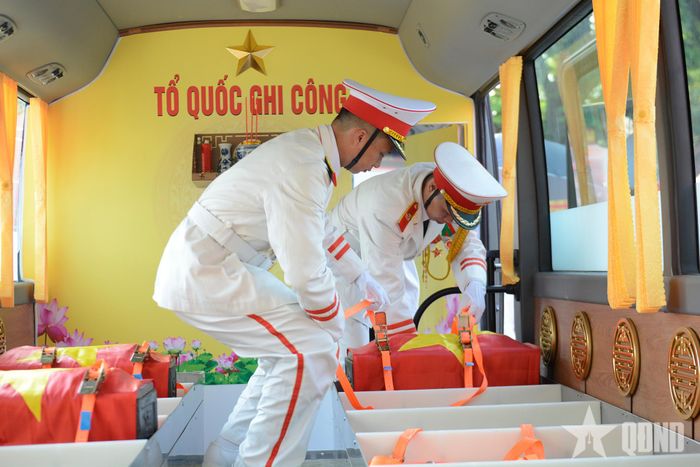 Cán bộ, chiến sĩ kiểm tra, sắp xếp quách trên xe theo phương án đã thống nhất. 