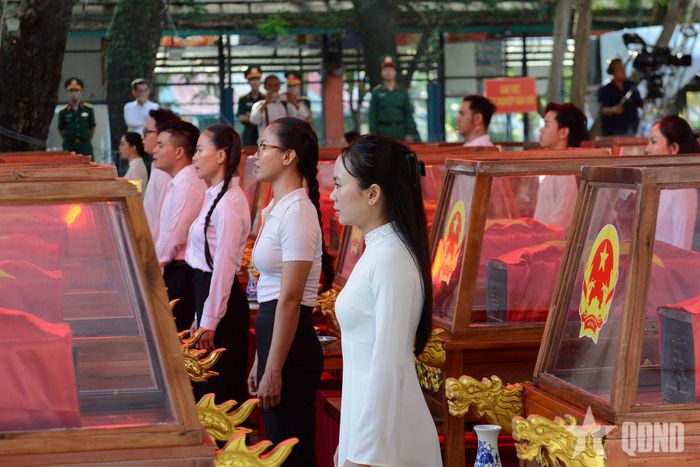 Mở đầu buổi lễ, các văn nghệ sĩ trình bày những ca khúc tưởng nhớ, tri ân các anh hùng liệt sĩ.