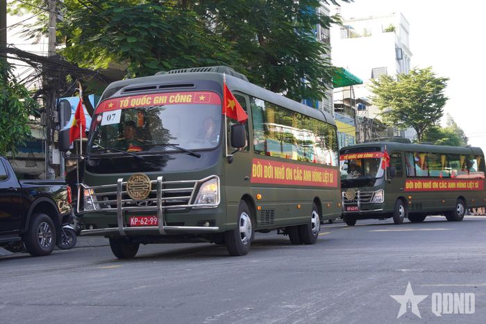  Đoàn xe đưa hài cốt liệt sĩ về nơi yên nghỉ. 
