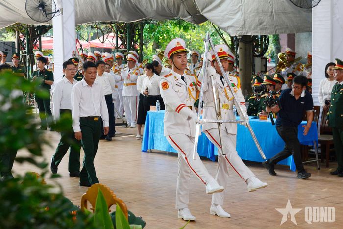 Các lực lượng luyện tập nghi thức dâng hoa tưởng niệm các anh hùng liệt sĩ. 