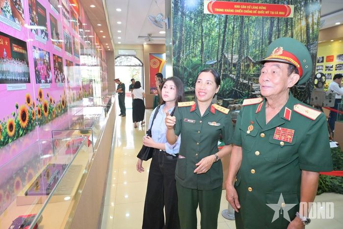 Các thế hệ tham quan triển lãm.