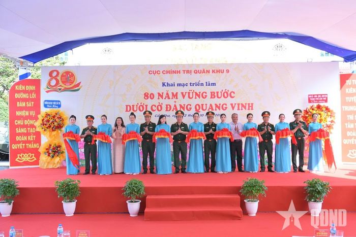 Các đại biểu cắt băng khai mạc triển lãm.