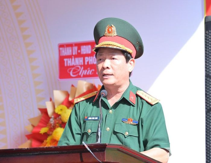 Đại tá Dương Công Sang, Chủ nhiệm Chính trị Quân khu 9 phát biểu khai mạc triển lãm.