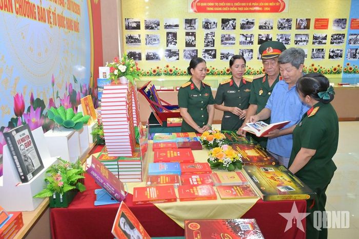 Các đại biểu tham quan khu vực giới thiệu sách và những tác phẩm đạt giải Cuộc thi tìm hiểu kỷ niệm 80 năm Ngày truyền thống Cục Chính trị và ngành Chính trị LLVT Quân khu 9.