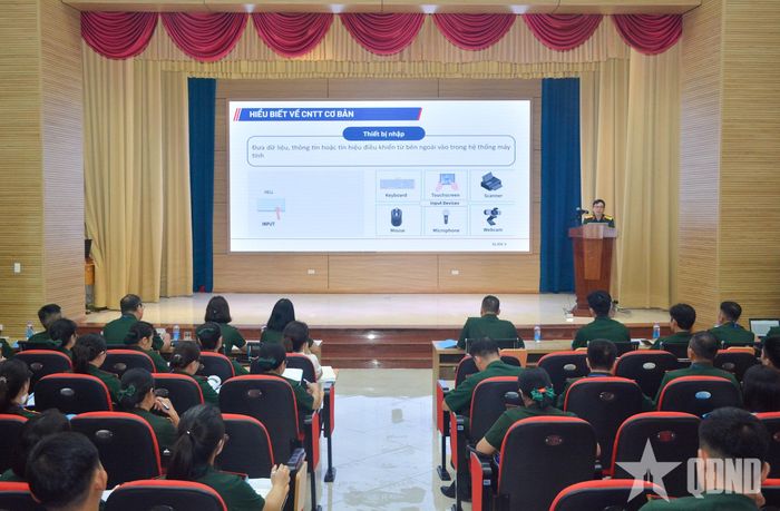  Giáo viên lên lớp nội dung về công nghệ thông tin cơ bản. 