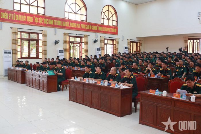 Các đại biểu dự lễ khai mạc hội thi. 