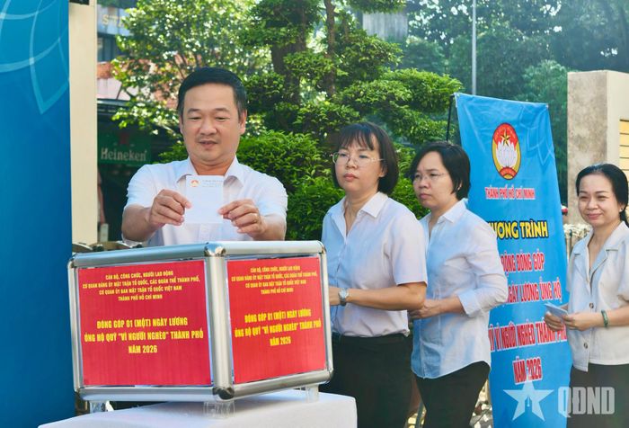 Cán bộ, công chức, người lao động Cơ quan Đảng ủy Mặt trận Tổ quốc, các đoàn thể thành phố và Cơ quan Ủy ban Mặt trận Tổ quốc Việt Nam TP Hồ Chí Minh ủng hộ Quỹ Vì người nghèo Thành phố.