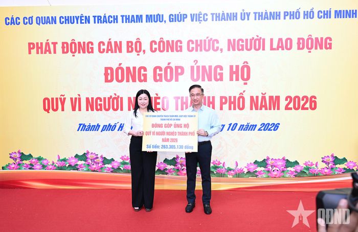 Các Cơ quan chuyên trách tham mưu, giúp việc Thành ủy TP Hồ Chí Minh ủng hộ Quỹ Vì người nghèo Thành phố.