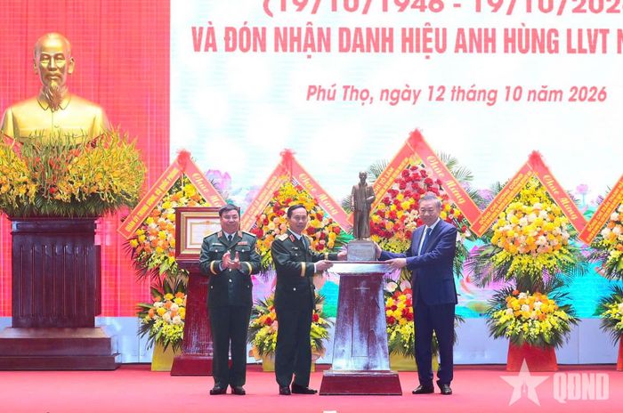 Tổng Bí thư, Chủ tịch nước Tô Lâm trao tượng Bác Hồ tặng Quân khu 2.