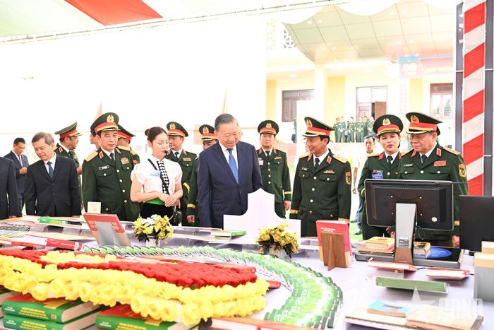 Tổng Bí thư, Chủ tịch nước Tô Lâm tham quan trưng bày giới thiệu lịch sử truyền thống LLVT Quân khu 2.