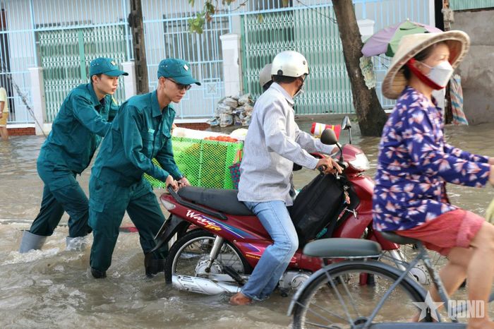 Có mặt tại những tuyến đường ngập nước tại Cần Thơ, màu áo xanh góp phần mang lại sự an tâm cho người dân trong những ngày triều cường dâng cao.