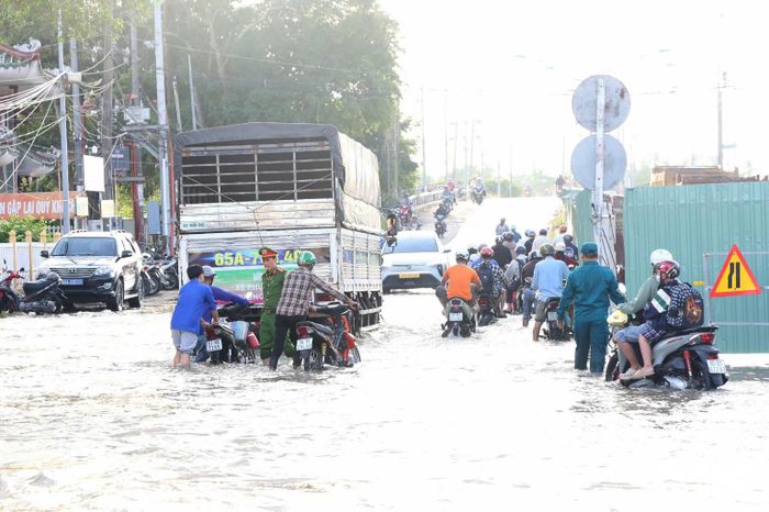 Triều cường dâng cao khiến tuyến đường Cách mạng Tháng Tám (TP Cần Thơ) bị ngập sâu.