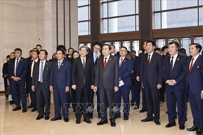  Chủ tịch Quốc hội Trần Thanh Mẫn và đoàn đại biểu cấp cao Việt Nam tham quan Bảo tàng Lịch sử Đảng Cộng sản Trung Quốc. 