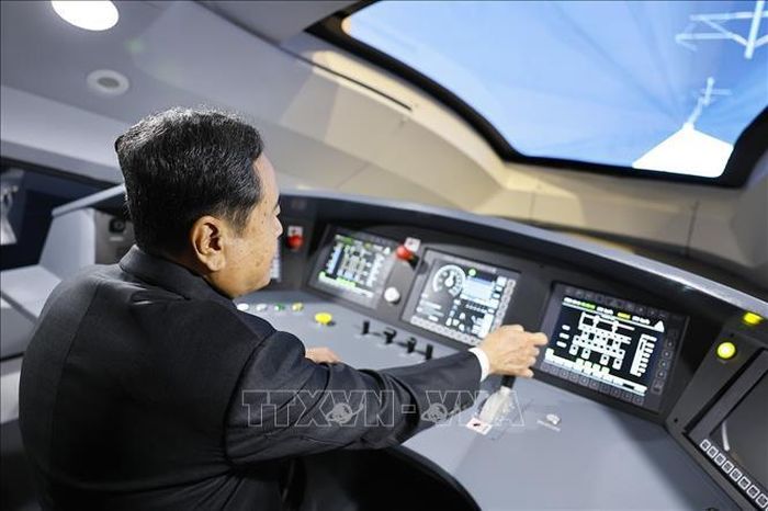 Chủ tịch Quốc hội Trần Thanh Mẫn lái tàu mô phỏng khi tham quan Bảo tàng Lịch sử Đảng Cộng sản Trung Quốc.  