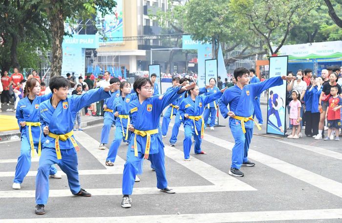 Biểu diễn võ thuật tại khu vực hồ Hoàn Kiếm. Ảnh: BÙI LƯỢNG