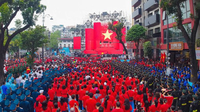Các lực lượng tham gia phát động “Mỗi người dân lựa chọn ít nhất một môn thể thao phù hợp để tập luyện thường xuyên” tại Hà Nội. Ảnh: BÙI LƯỢNG