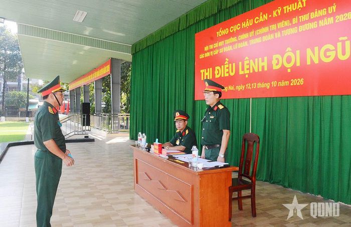 Bốc câu hỏi thực hành thi điều lệnh đội ngũ. 