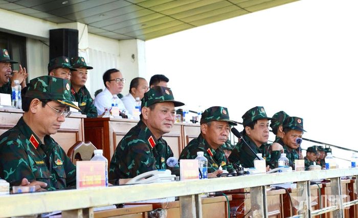  Thủ trưởng Bộ tư lệnh Quân khu 5 theo dõi, chỉ đạo diễn tập bắn đạn thật.  