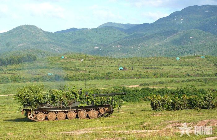  Xe tăng cơ động tiến công tiêu diệt các mục tiêu.  