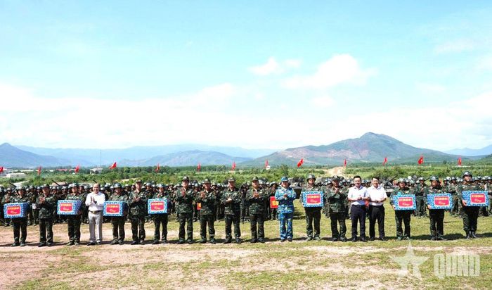  Thủ trưởng Bộ tư lệnh Quân khu 5 cùng đại biểu Cục Quân huấn – Nhà trường tặng quà, động viên các lực lượng tham gia diễn tập. 