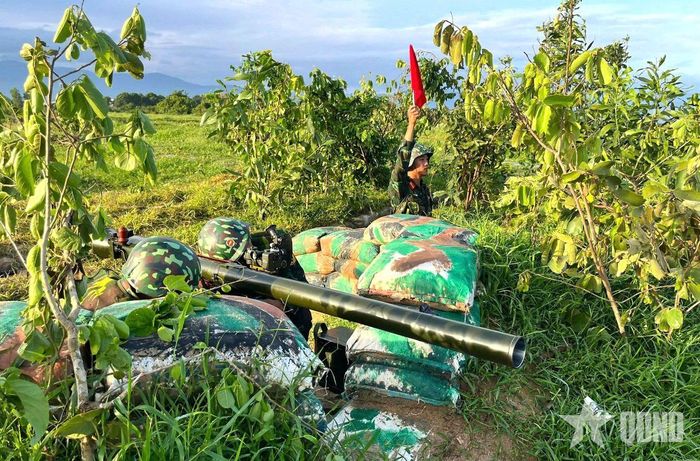  Khẩu đội SPG9 chuẩn bị khai hỏa.  