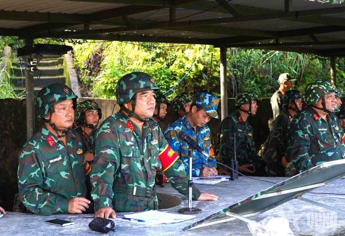  Đại tá Nguyễn Tấn Ý, Phó tham mưu trưởng Quân khu 5, Tổng đạo diễn, điều hành cuộc diễn tập. 