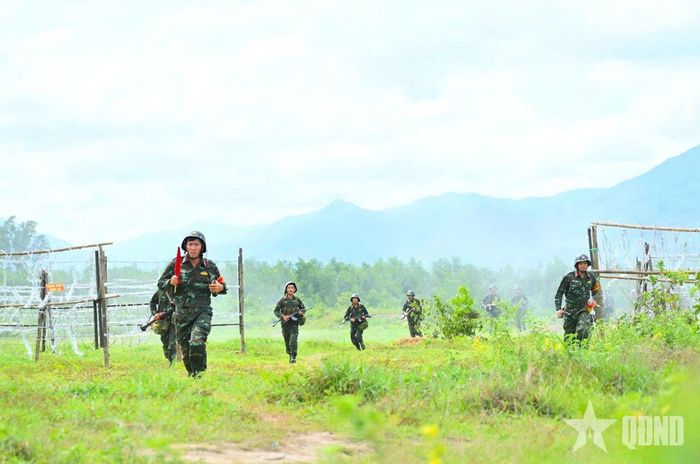  Bộ binh Trung đoàn 1 (Sư đoàn 2) vượt cửa mở, chiếm lĩnh đầu cầu.  