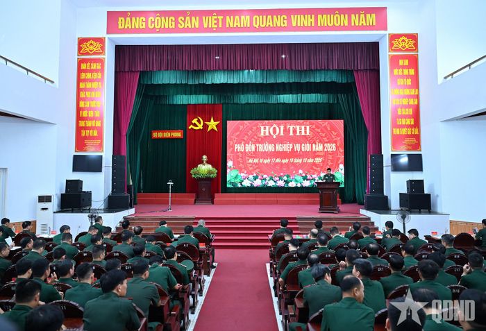 Đội ngũ phó đồn trưởng và phó chỉ huy trưởng cửa khẩu cảng phụ trách nghiệp vụ lực lượng Bộ đội Biên phòng tham gia hội thi.
