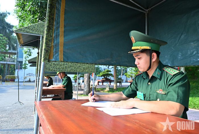  Ngay sau khai mạc, các thí sinh thực hiện thi trắc nghiệm nhận thức chung về các mặt công tác.
