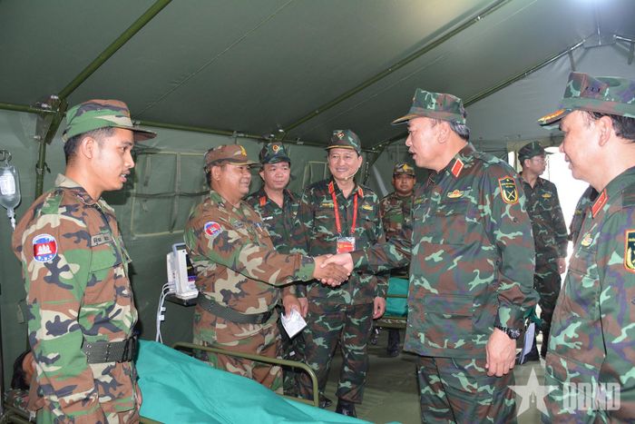 Thượng tướng Lê Quang Đạo tặng quà, động viên các lực lượng tham gia diễn tập.