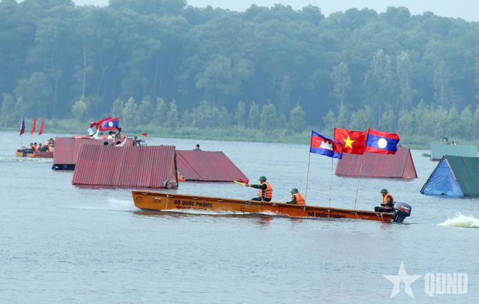 Diễn tập ứng cứu khẩn cấp nhân dân vùng ngập lụt.