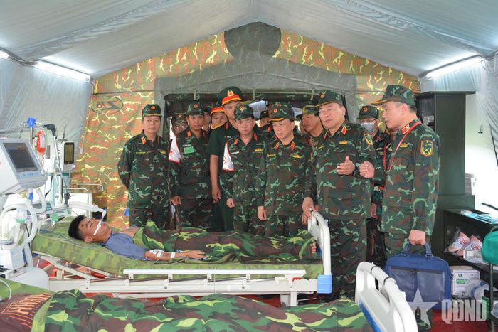 Thượng tướng Lê Quang Đạo kiểm tra công tác chuẩn bị tại Bệnh viện dã chiến.