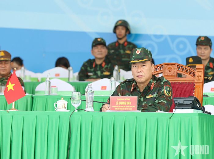 Thượng tướng Lê Quang Đạo dự buổi tổng duyệt.