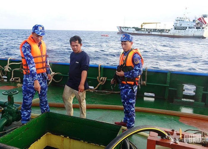 Lực lượng chức năng kiểm tra hàng hóa trên tàu vi phạm pháp luật.